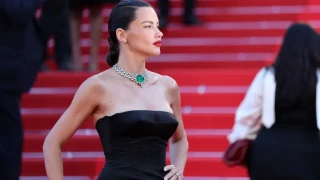 Адриана Лима върна времето назад: На 45 изглежда като в златната си ера