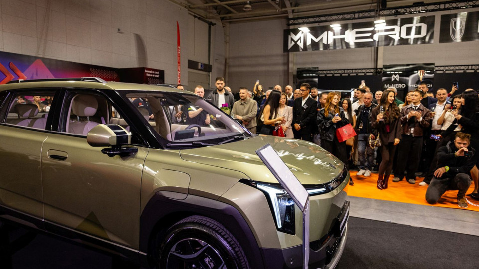 Премиера на Asia Motor Show: Чайна Мотор представи още два нови модела на DONGFENG